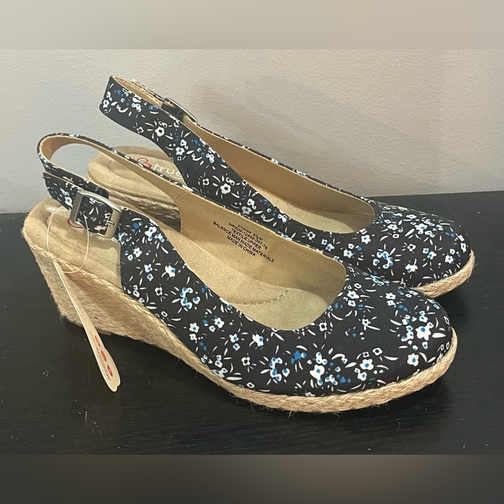 New with tags BareTraps Danny Blue Floral Espadrilles size 6.5